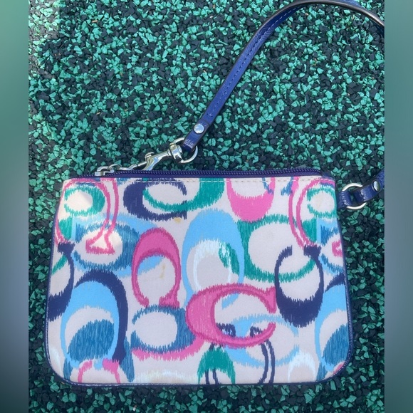 Coach Wristlet ,Coach Vibrant Patterned Wristlet,Coach Wallet. - Picture 8 of 10